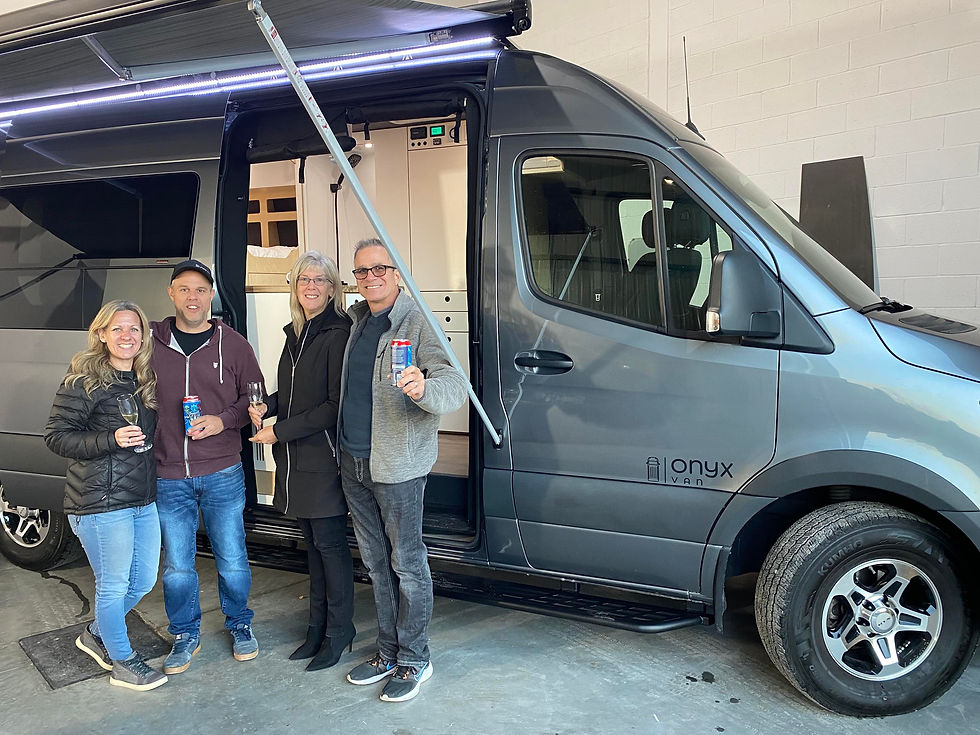 Clients satisfaits devant leur van Sprinter aménagé par Onyx Van à Prévost