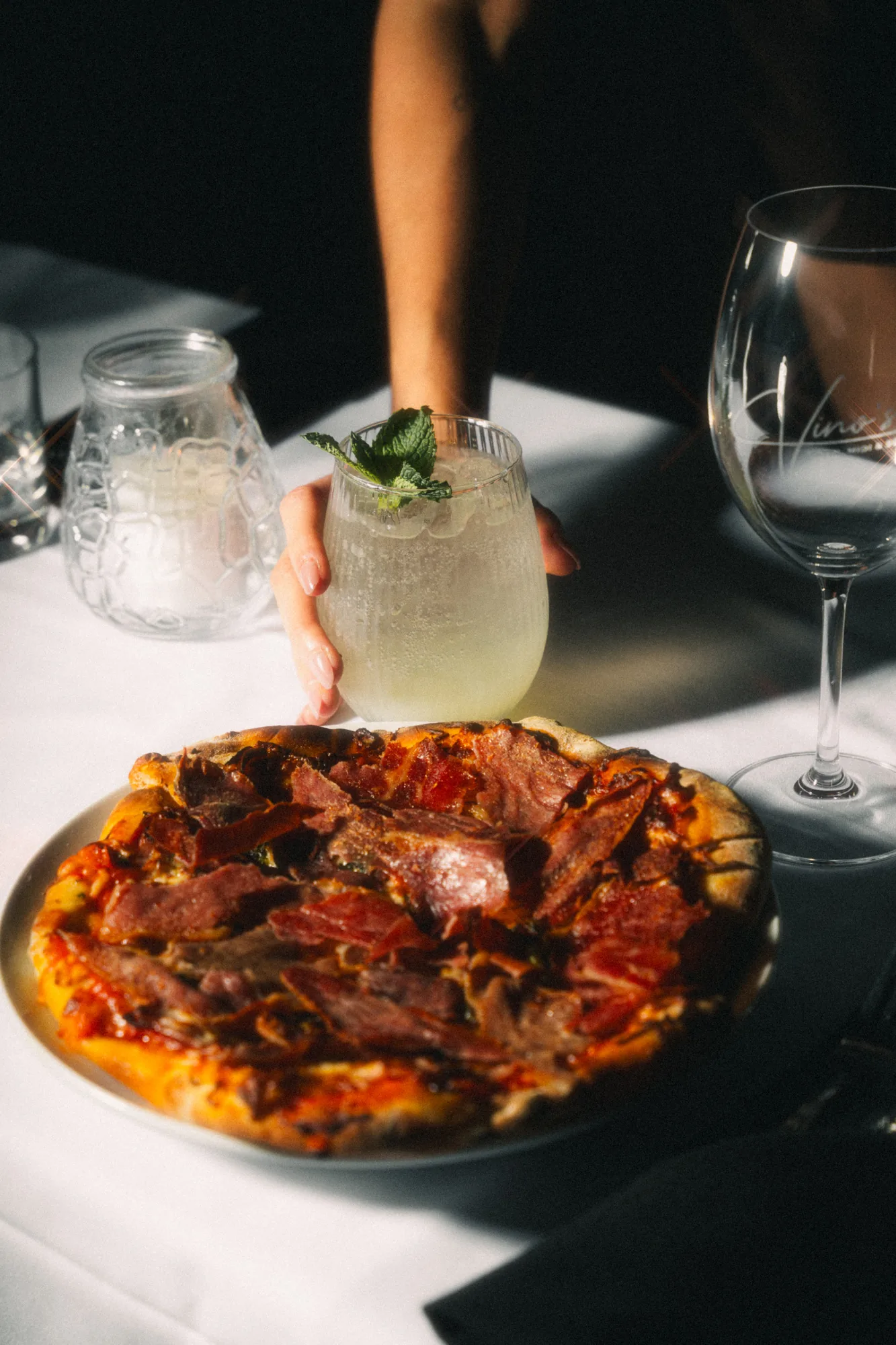 Pizza au prosciutto et cocktail maison a la menthe servis sur le Chemin de la Grande-Cote a Rosemere