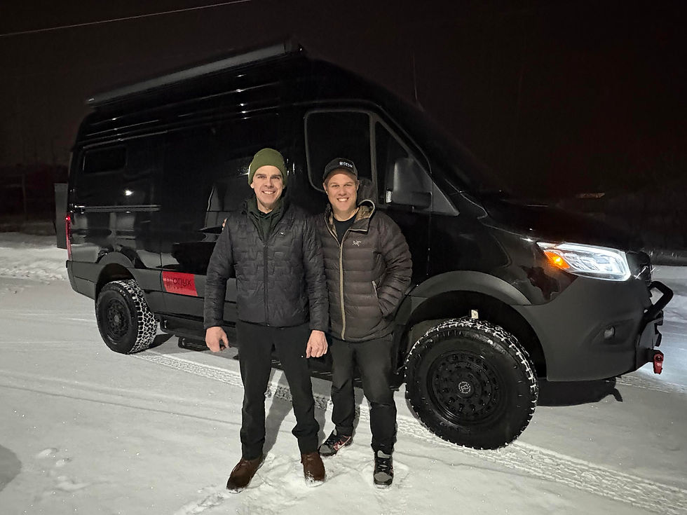 Client devant un van Sprinter noir aménagé pour l’hiver québécois