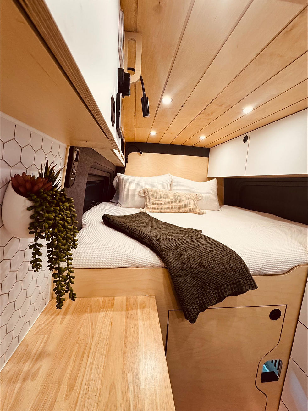 Van Sprinter avec tente de toit et panneaux solaires, idéal pour les roadtrips longue durée