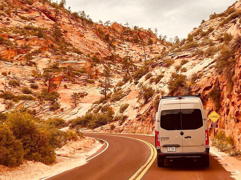 Van Sprinter Onyx Van sur la route dans un paysage montagneux, prêt pour l’aventure