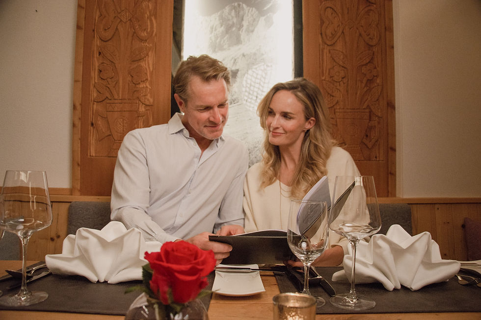 Ein Paar beim Dinner im 4* Hotel Rösslhof in Ramsau am Dachstein