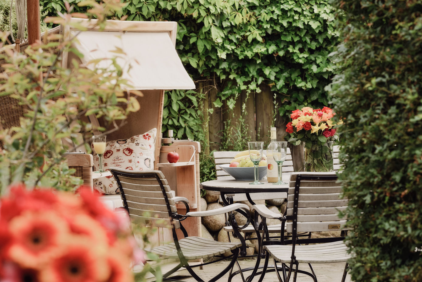 Terrasse mit Sesselgruppe im Senhoog Luxus-Ferienhaus Salzwasserherz auf Sylt