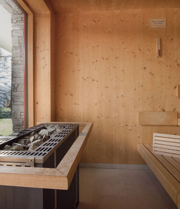 Panorama Sauna mit Blick ins Grüne im Rösslhof Spa
