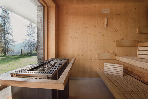 Panorama Sauna mit Blick ins Grüne im Rösslhof Spa
