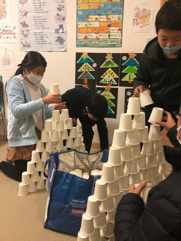Interactive English activity with preschool children in Kitakyushu.