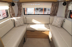 Rear lounge / king size bed