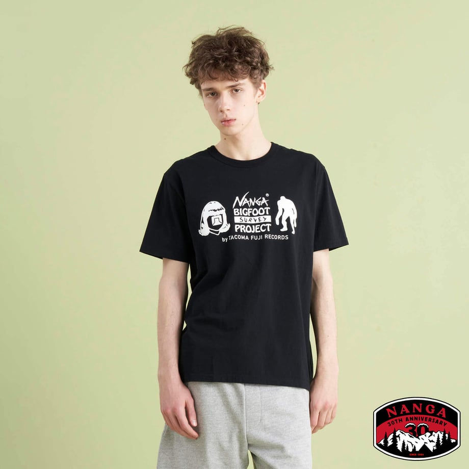 ภาพขนาดย่อ: NANGA×TACOMA FUJI RECORDS BIGFOOT SURVEY PROJECT LOGO TEE-BLACK