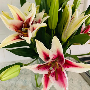 Easy DIY Kitchen Flower Arrangements