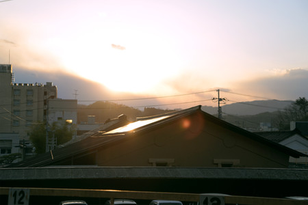 夕日に照らされた東屋さんの蔵