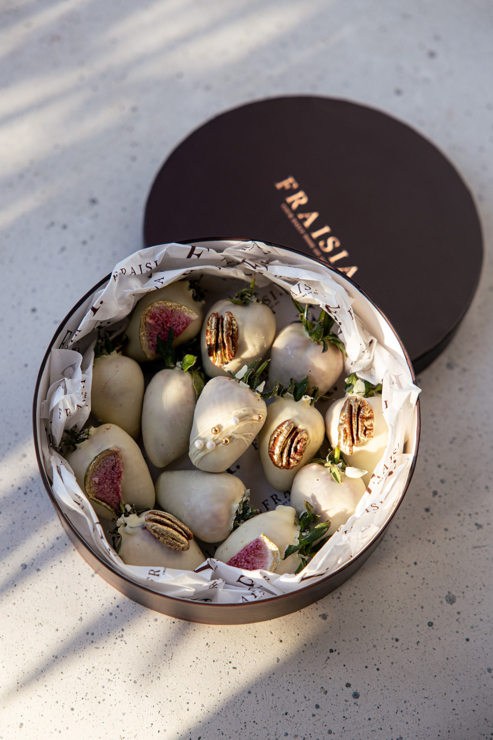 L size Strawberry Round Box