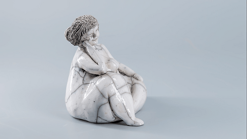 Yuften femme assise 2 GIF.gif