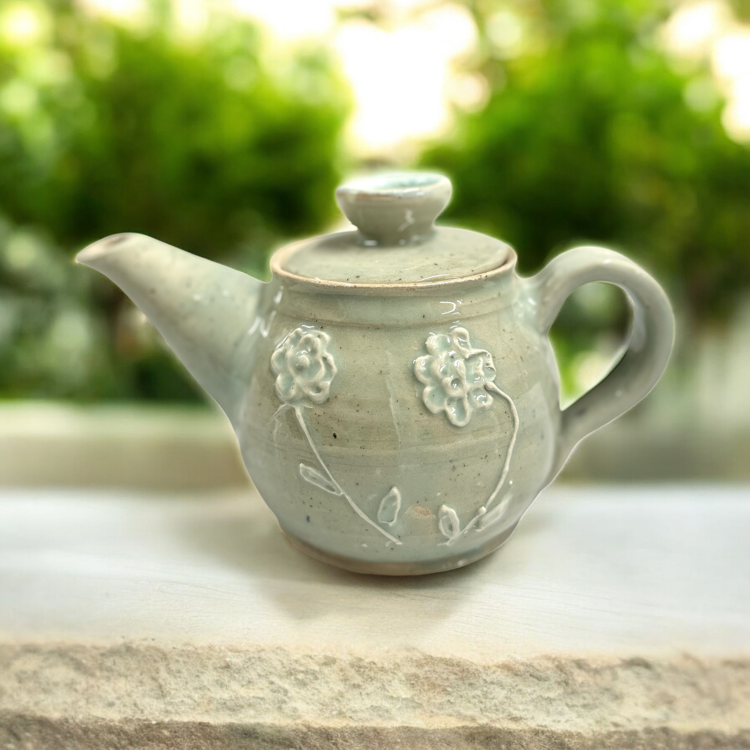 קומקום תה בעיצוב כפרי בגווני קרם וירוק