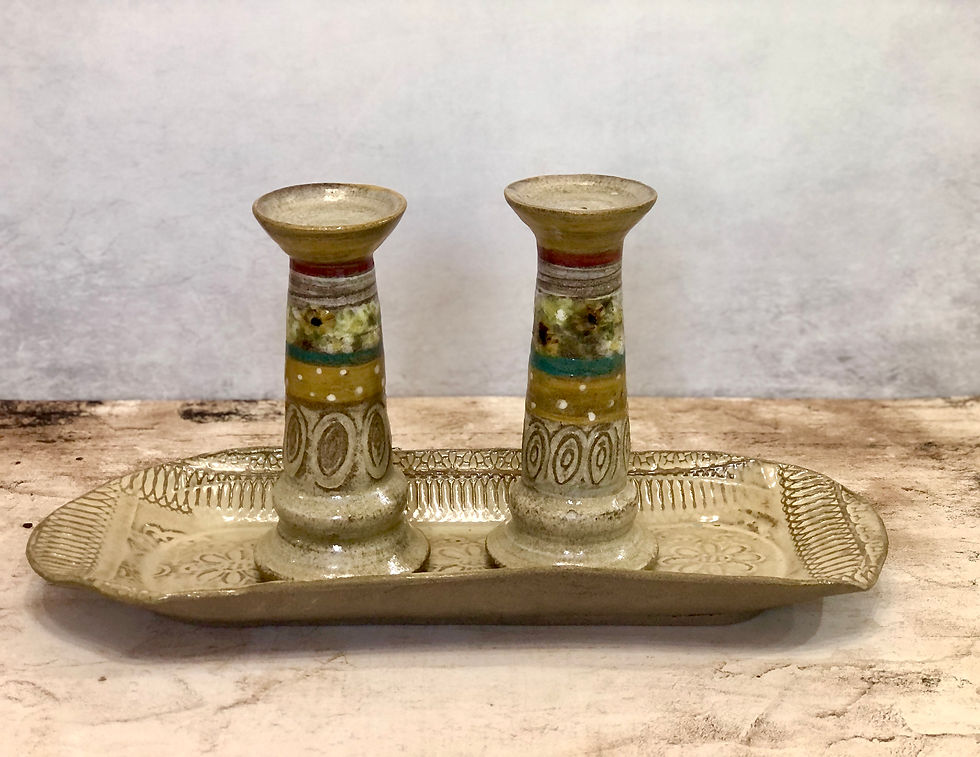 תמונה ממוזערת: פמוטים גבוהים פרחוניים בגווני חרדל קרם.
