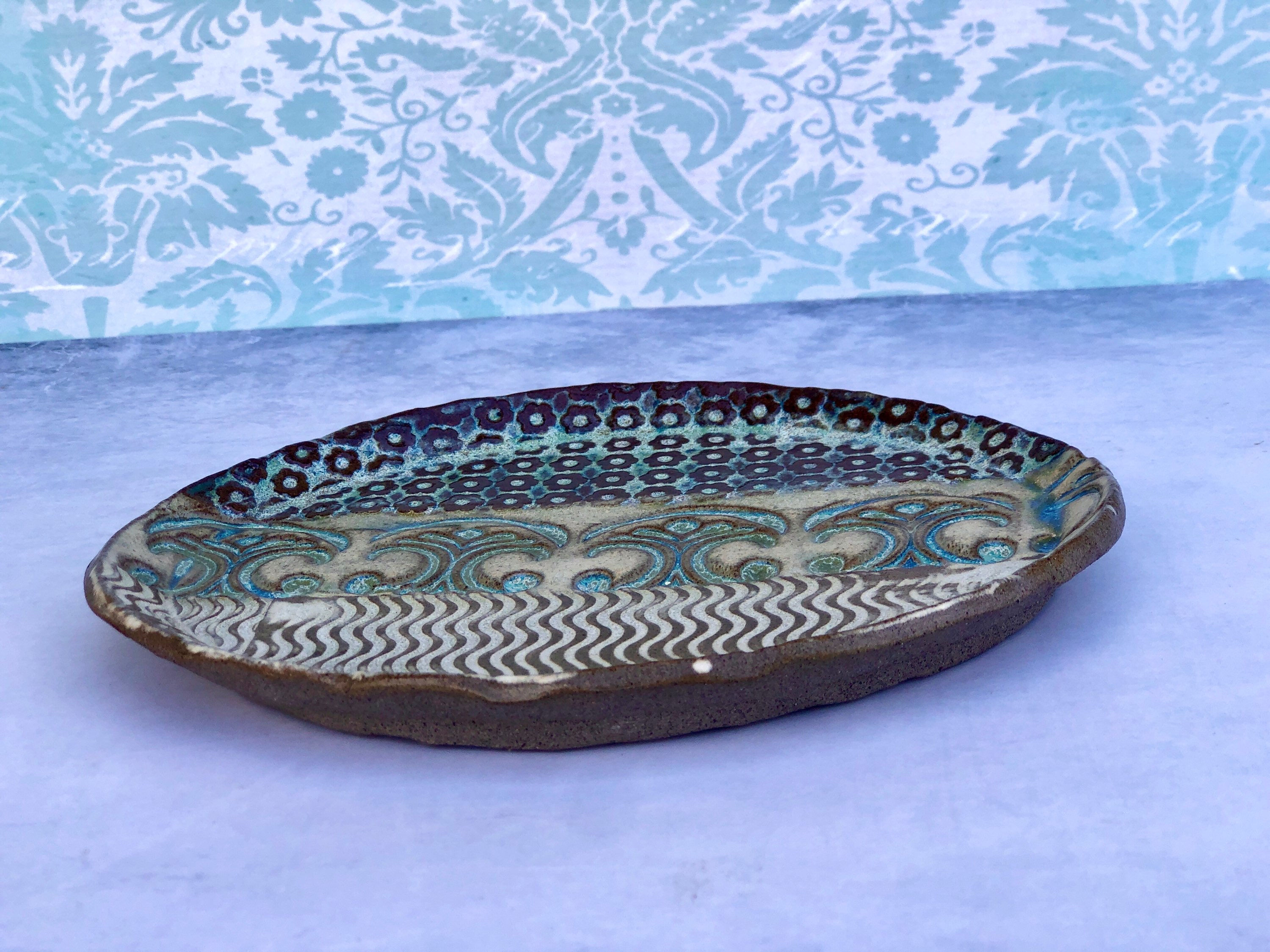 מגש אובלי בעיטור טקסטורות שונות.