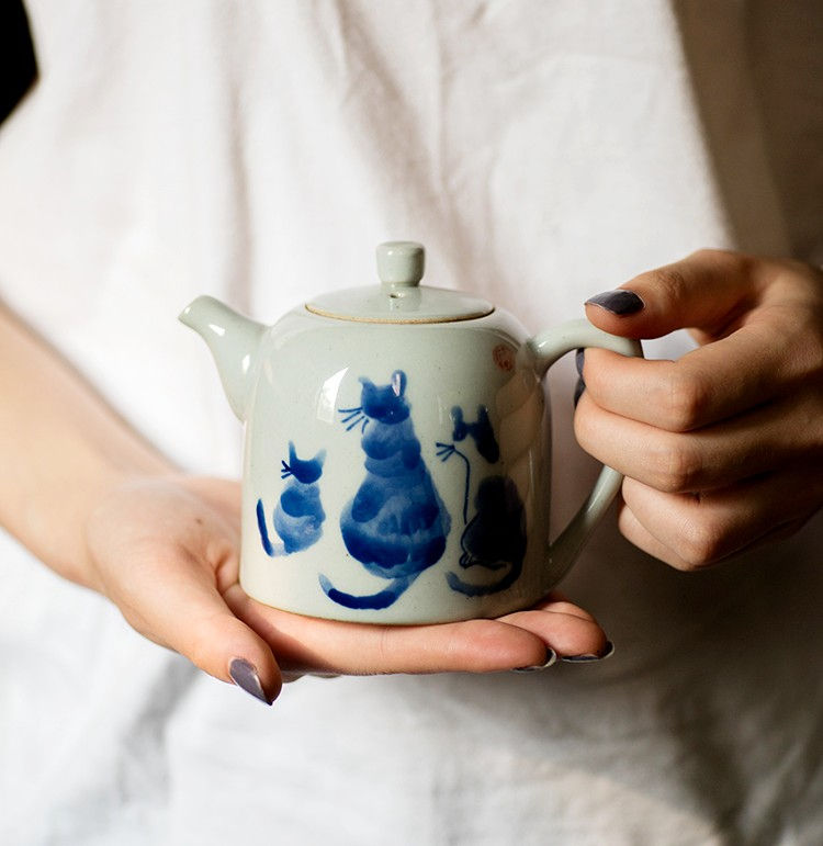 Thumbnail: Sexy Back Kittens Qinghua Teapot (300ml)