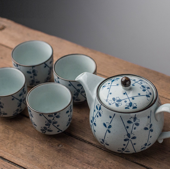 Thumbnail: Qinghua Falling Leaf Teapot