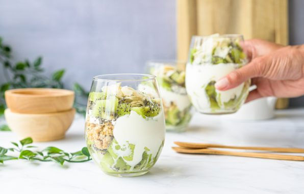 Griekse yoghurt ontbijt met kiwi amandelen en chiazaad -- koolhydraatarm recept