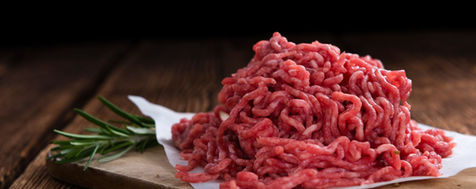 Koolhydraatarme maaltijd met rundergehakt en groenten in een pan