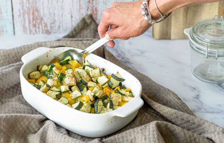 Gegrilde courgette met paprika, tomaat en tijm – gezond bijgerecht uit de oven.