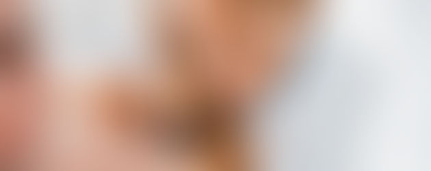 Dokter onderzoekt huid op verdachte plekjes