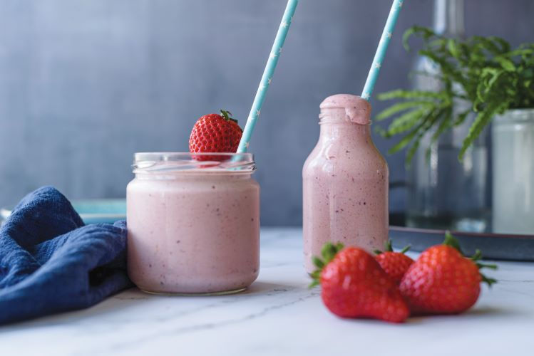Zomerse aardbeien smoothie met rauwe cacao en kokosmelk