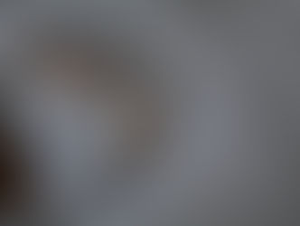 Asbak met sigarettenpeuken in yin-yang vorm als symbool voor stress, roken en hardnekkige patronen.