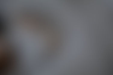 Asbak met sigarettenpeuken in yin-yang vorm als symbool voor stress, roken en hardnekkige patronen.