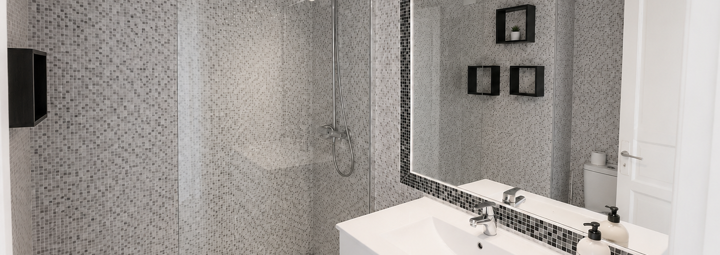Modern bathroom with walk-in shower in Terraza del Sol apartment, Teguisol, Costa Teguise, Lanzarote.