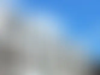 Moderne mehrstöckige Wohngebäude mit Balkonen vor blauem Himmel 