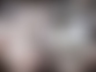 Haufen leerer, durchsichtiger Glasgefäße unterschiedlicher Größe und Form in einem Behälter; die Gläser sind teilweise verschmutzt und reflektieren das Licht.