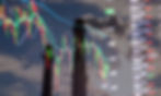 Überlagerte Darstellung von fallenden Finanz- und Energiebörsenkursen vor dem Hintergrund zweier Industrie-Schornsteine und wolkigem Himmel.