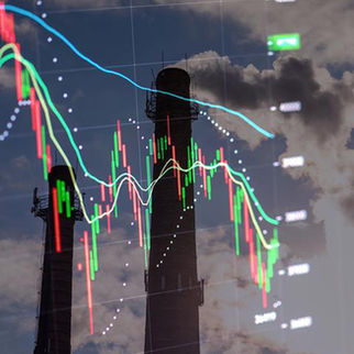 Überlagerte Darstellung von fallenden Finanz- und Energiebörsenkursen vor dem Hintergrund zweier Industrie-Schornsteine und wolkigem Himmel.