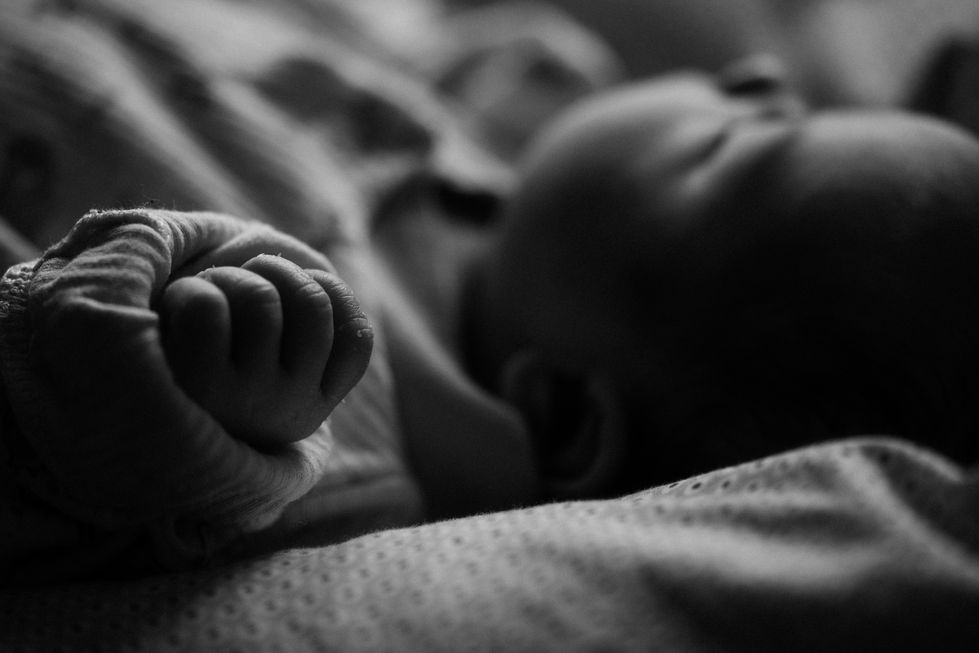 chwarzweisses Babyportrait – authentische Neugeborenenfotografie aus Luzern