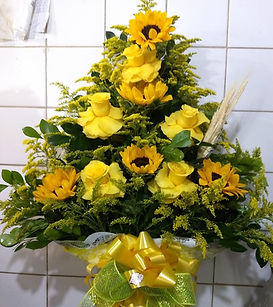 Arranjo Pirâmide de Rosas e Girasol