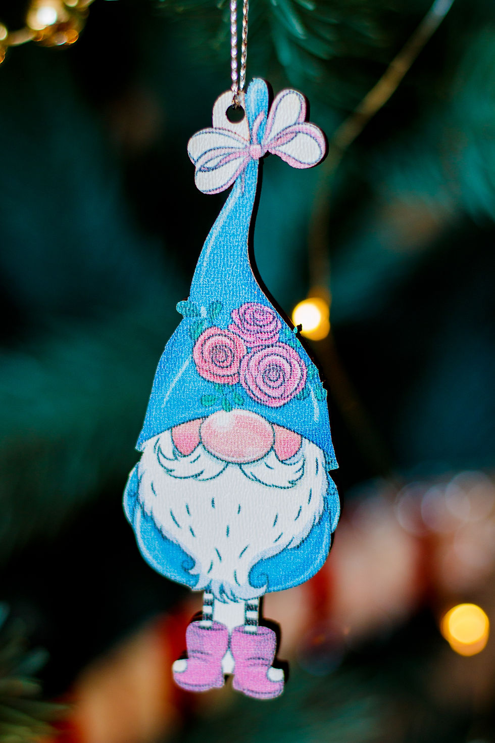 Ялинкова іграшка гном в блакитній шапці з трояндою