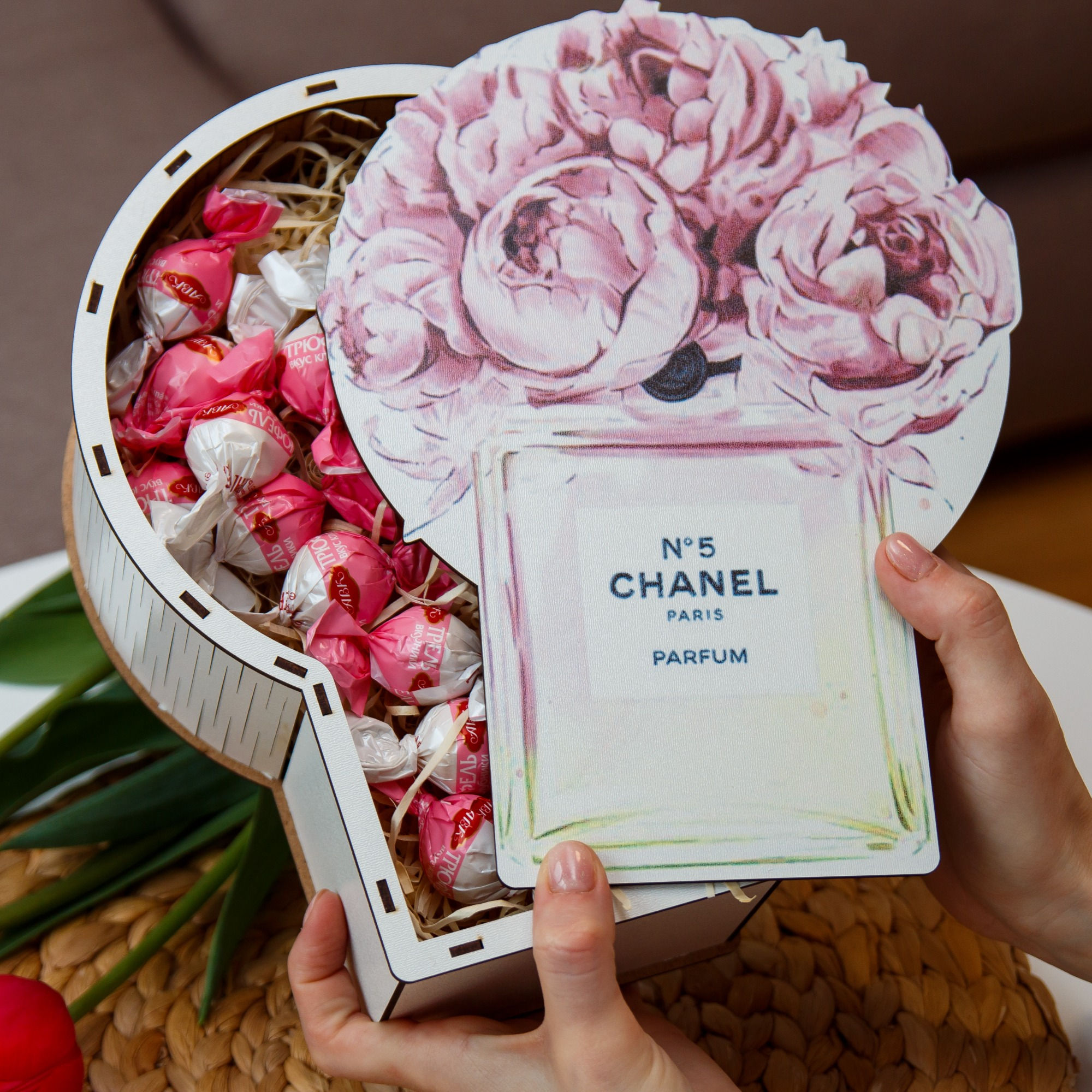 Бокс у формі парфум з ніжно-рожевими півоніями