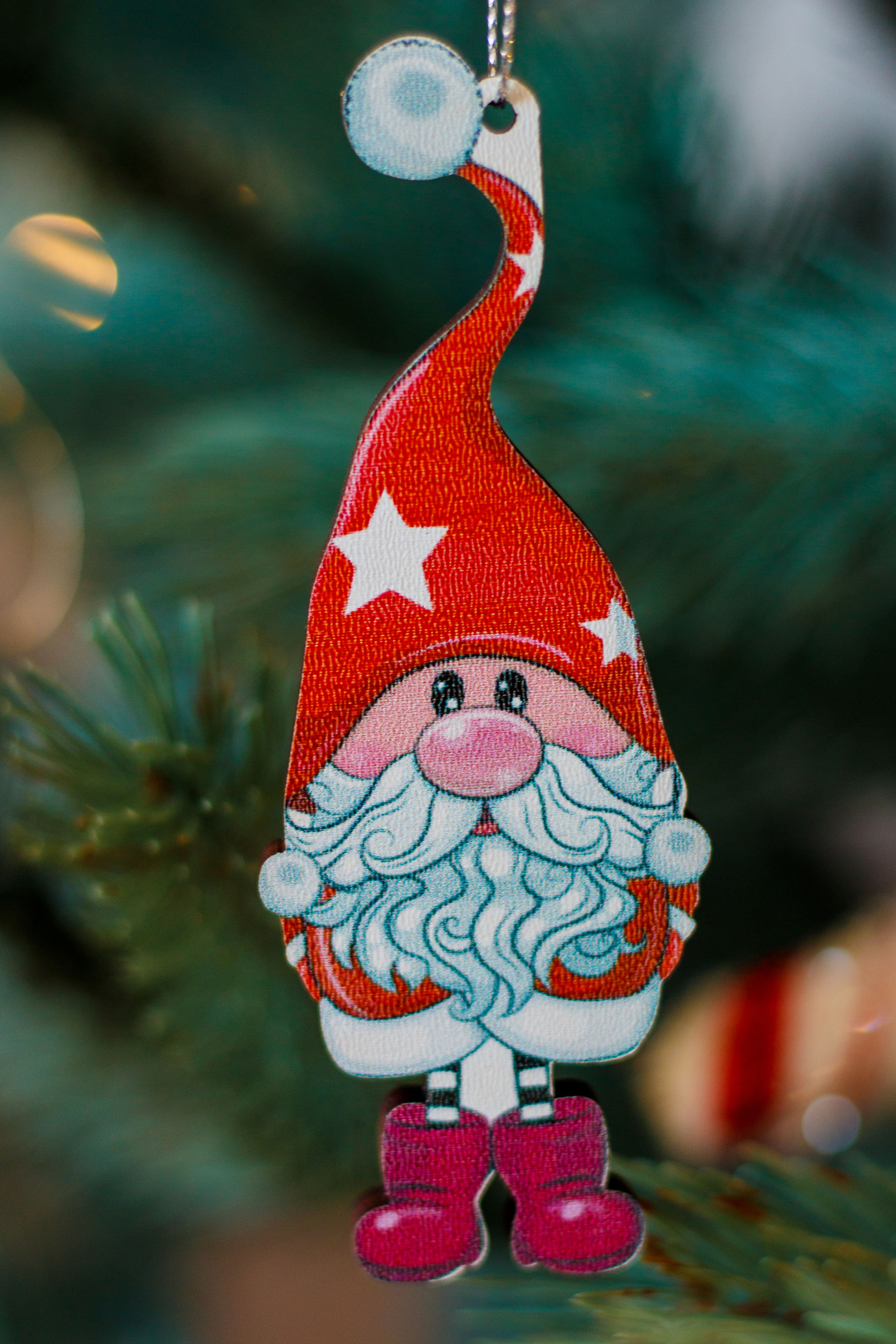 Ялинкова іграшка гном в червоній шапці з зірочками