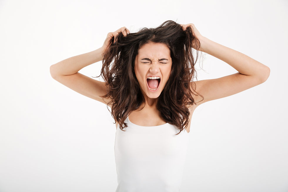 Pourquoi mes cheveux deviennent-ils gras ? Comprendre le phénomène pour mieux le dompter