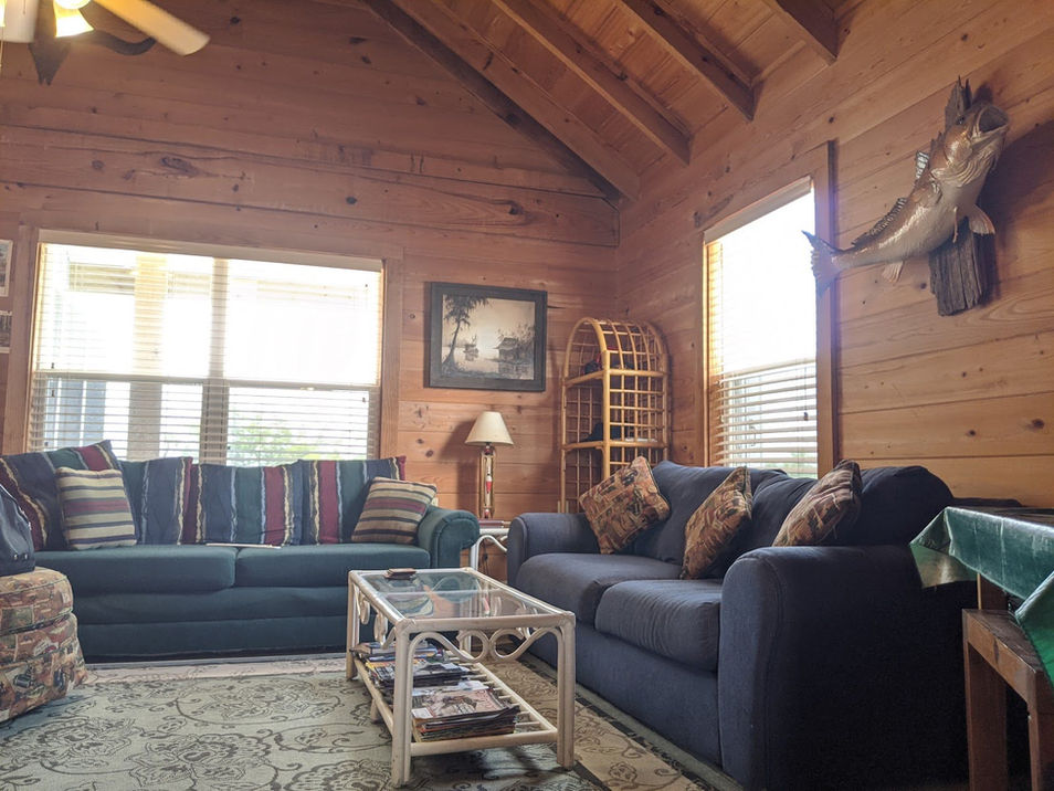Spacious living room at Pelican's View Lodge waterfront rental, Cocodrie Louisiana sleeps 10