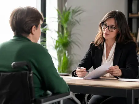 Una signora invalida che si confronta con un legale