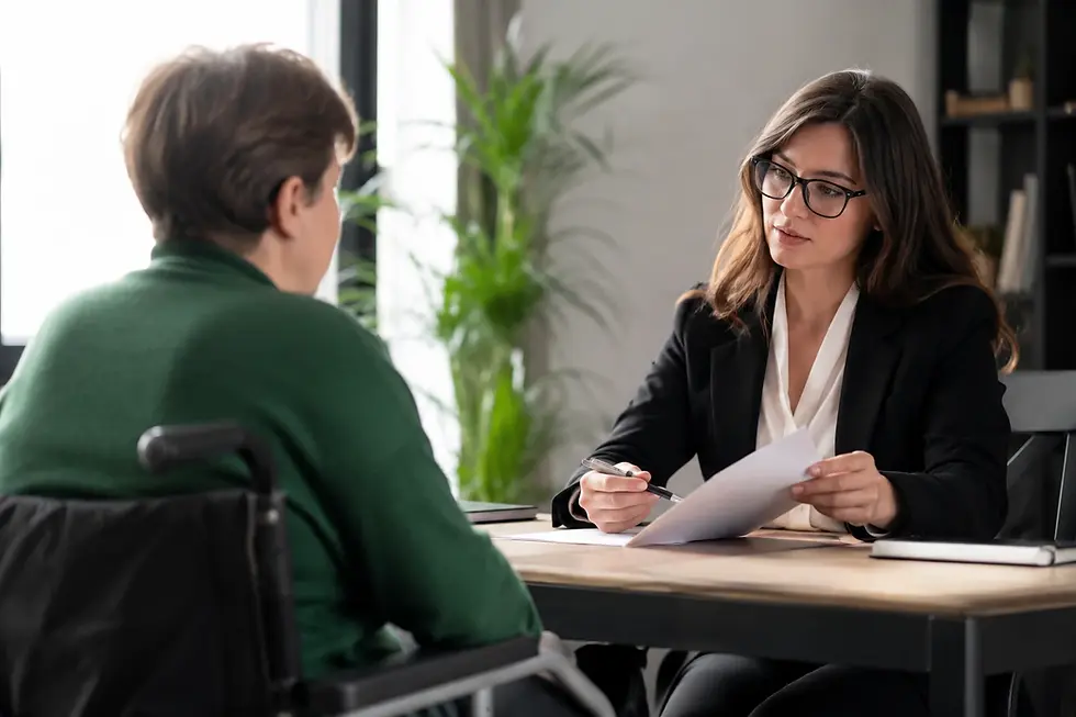 Una signora invalida che si confronta con un legale