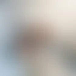 Un medico che mette un tutore al polso di una dipendente