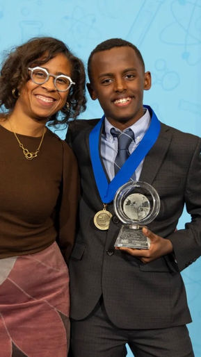 Jovem de 14 anos que inventou o sabão para tratar o câncer de pele nomeado o Melhor Jovem Cientista