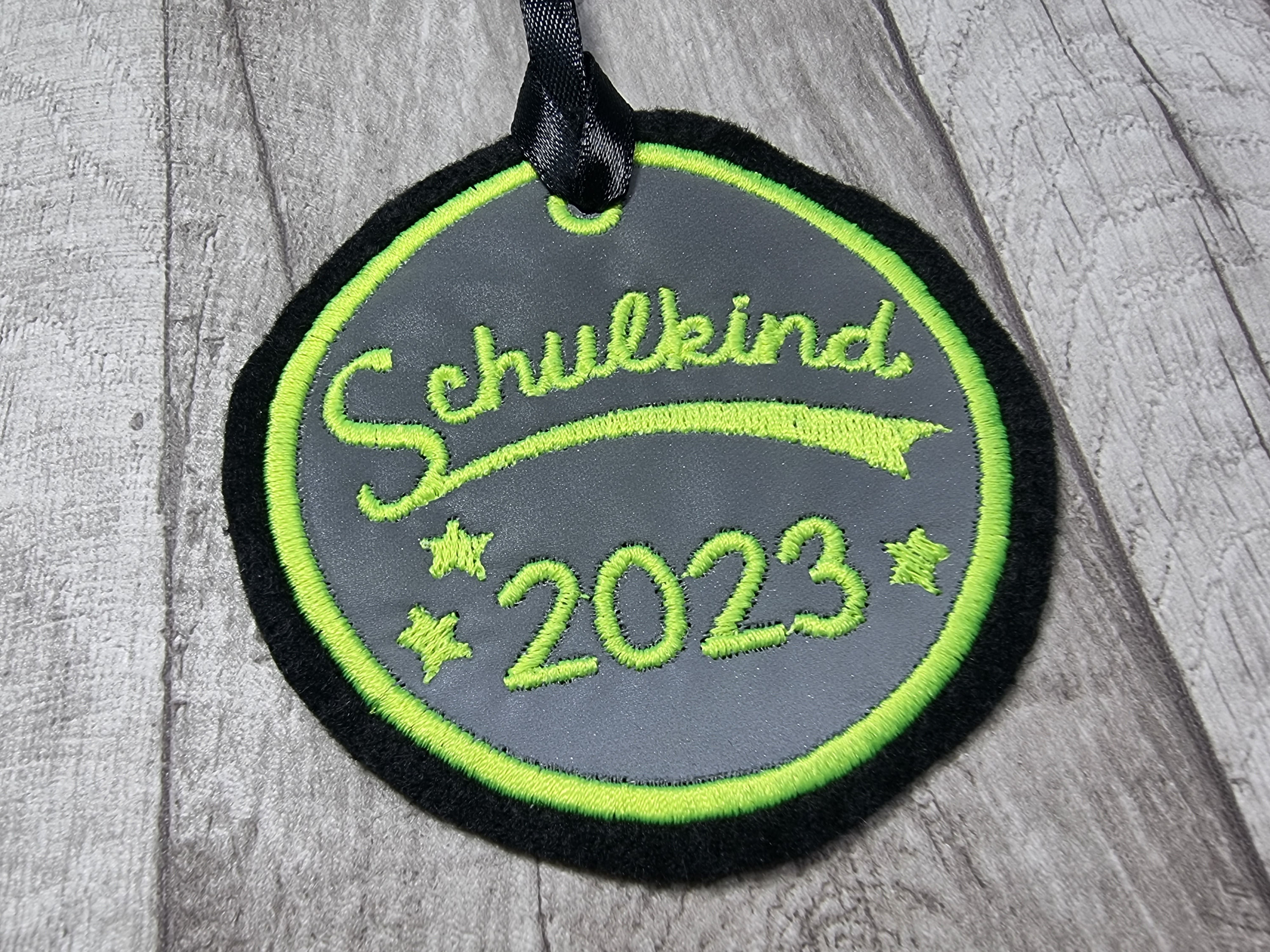 Anhänger Schulkind 2023 Reflektierend (schwarz/ neongelb)