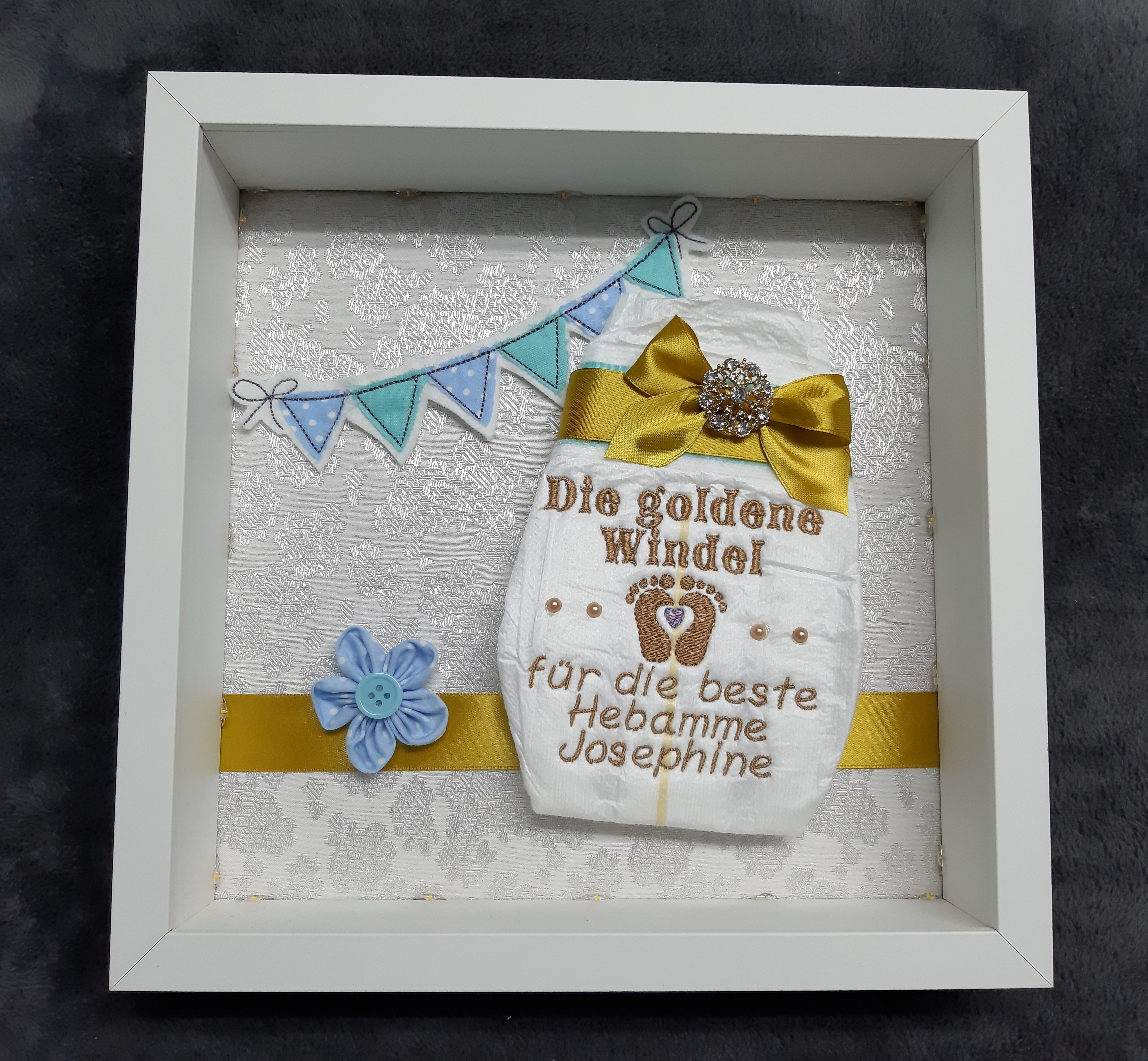 Goldene Windel mit Brosche und Wimpel "Junge"