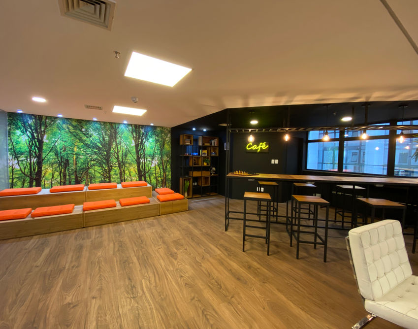 Transição das arquibancadas para a área do café.