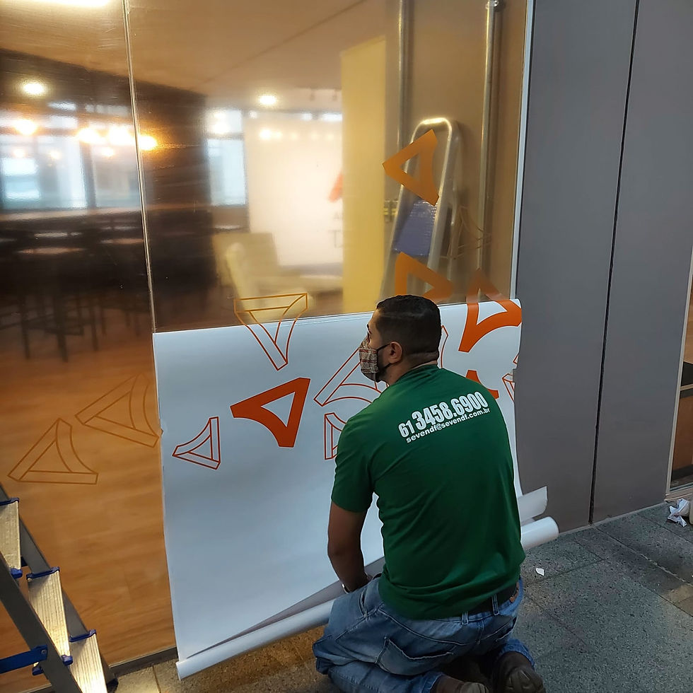 Aplicação de adesivo na fachada de vidro