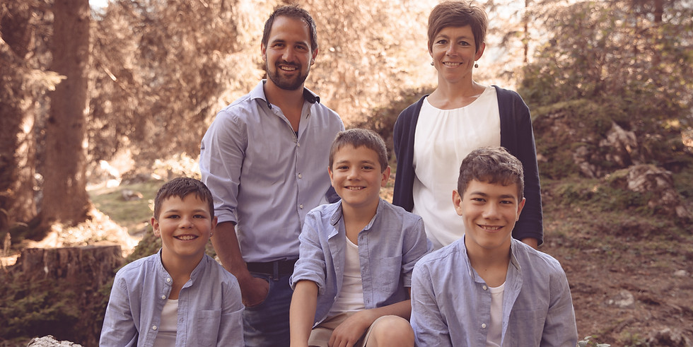 Gruppenbild der Familie Looser aus Alt St. Johann. Eltern mit drei Knaben.