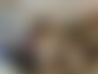 Menschen sitzen in einem Laden-Café im Kreis und unterhalten sich.